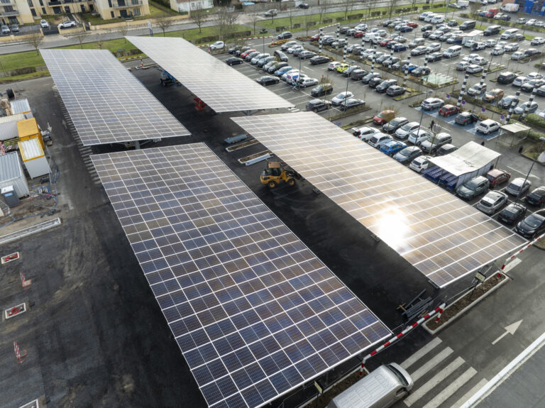 vue-aérienne-latérale-installation-ombrières-photovoltaïques-parking-leclerc-plessis-belleville