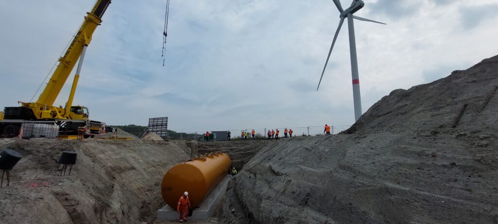 Brandstoftank wordt in de grond geïnstalleerd door TSG.