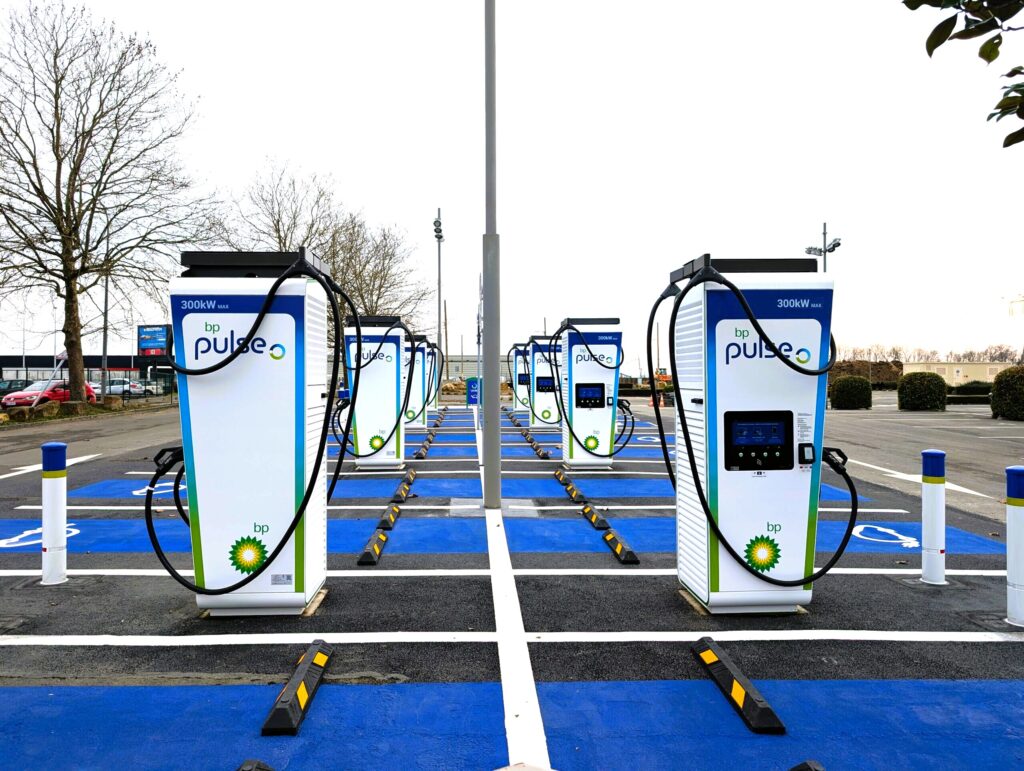 station-recharge-BP-Pulse-centre-commercial-Croix-Blanche