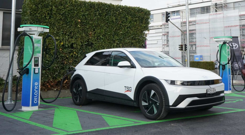 Elektrofahrzeug an einer Ultra-Schnellladestation von TSG in der Schweiz zur Förderung nachhaltiger Elektromobilität