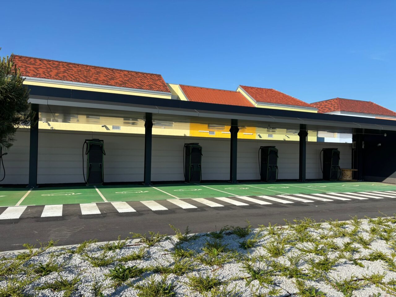 Tesla i Greenway ultra brze punionice na lokaciji Designer Outlet – kompletan elektro projekt TSG-a