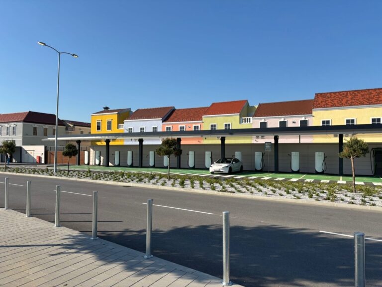 Tesla Supercharger punionice s 12 user unita u Designer Outletu Croatia – izvedba TSG Solutions