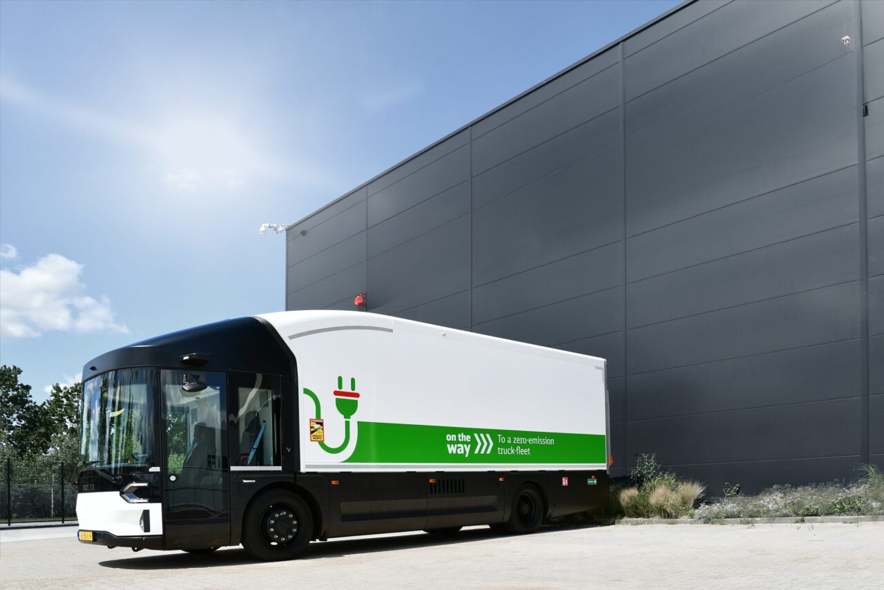 Camion-électrique-au-dépôt