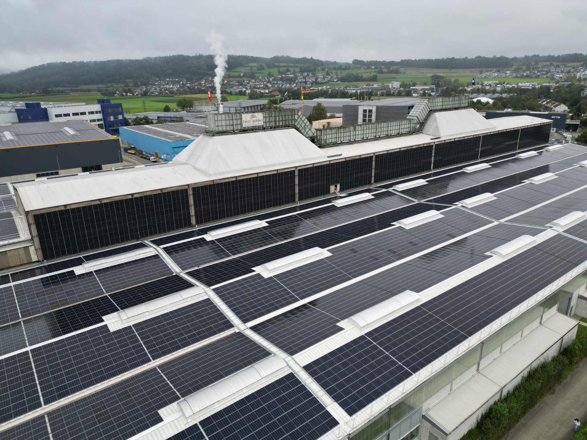 Installation solaire avec modules photovoltaïques en façade