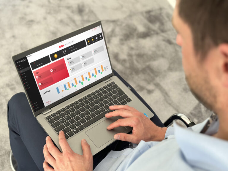 Mitarbeiter überwacht Energieverbrauch und Anlagendaten über ein Energiemanagement-Dashboard zur Optimierung von Energieflüssen