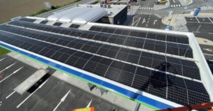 Strešné solárne panely na čerpacej stanici prispievajú k udržateľnej budúcnosti