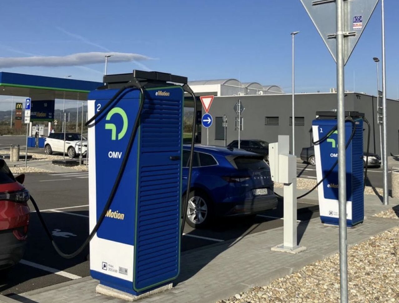Nabíjacie stanice na čerpacích staniciach znamenajú udržateľnú budúcnosť mobility