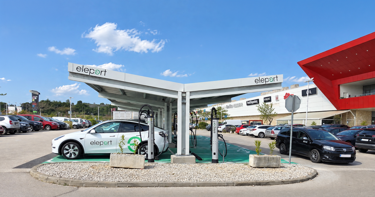 Eleport ultra brzi EV hub ispred glavnog ulaza u Supernovu Zadar — Kempower punionica, izvedba TSG Croatia
