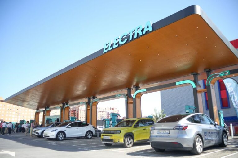 Vehículos junto a los puntos de recarga bajo la marquesina de Electra en Carabanch