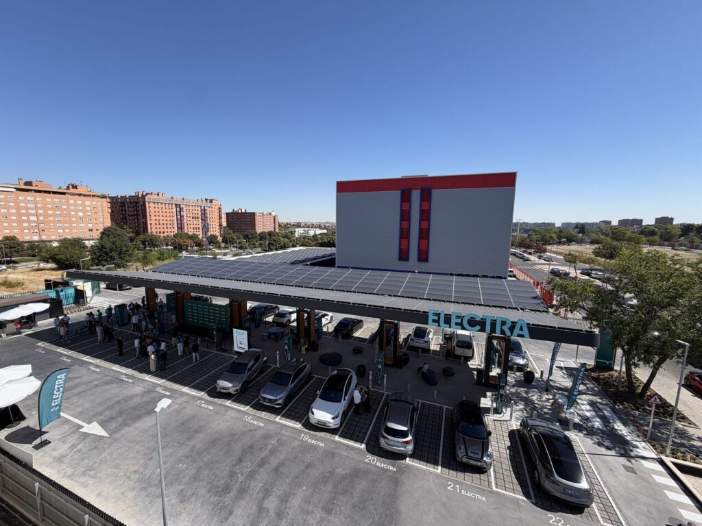 Vista general de la estación de recarga Electra en Carabanchel, con marquesina fotovoltaica.