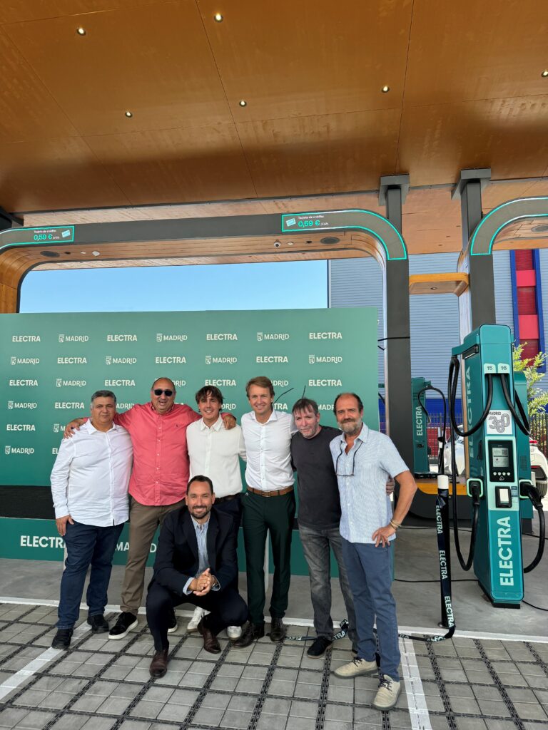 Foto de grupo junto a un cargador Electra en la estación de Carabanchel.
