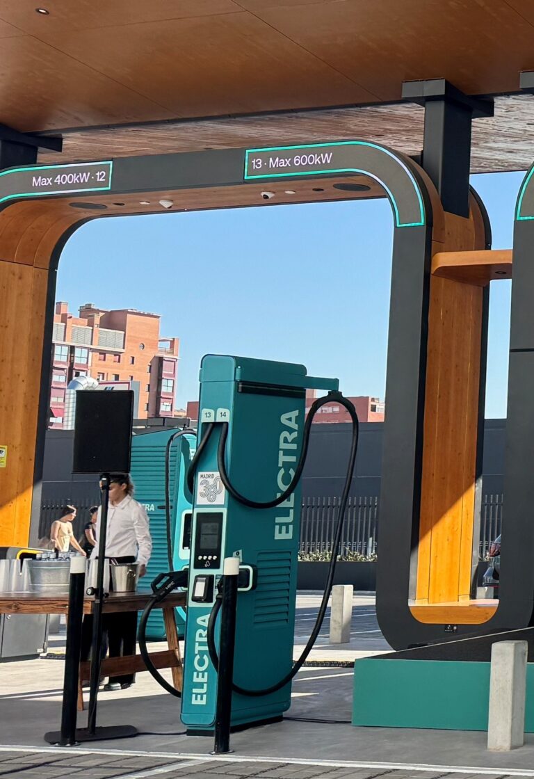 Cargador Electra con señalización de potencia máxima de 600 kW en la estación de Carabanchel.