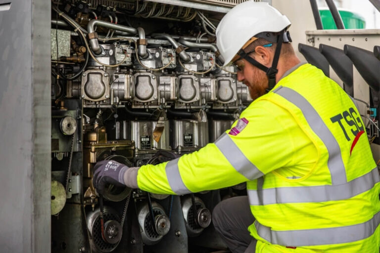 Maintenance d’un distributeur de carburant : un technicien TSG contrôle la pompe et le compteur