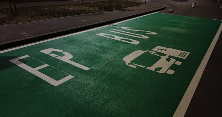 Punionica za električni autobus Pisarovina – zelena oznaka E-P BUS autobusnog mjesta za punjenje noću
