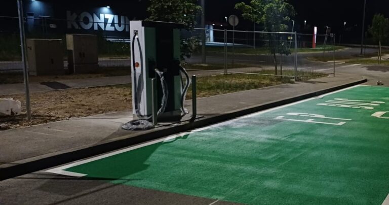 Brzi DC punjač uz označeno autobusno mjesto na punionici za električni autobus u Pisarovini