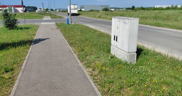 Samostojeći razvodni ormar uz pješačku stazu u Gospodarskoj zoni Pisarovina