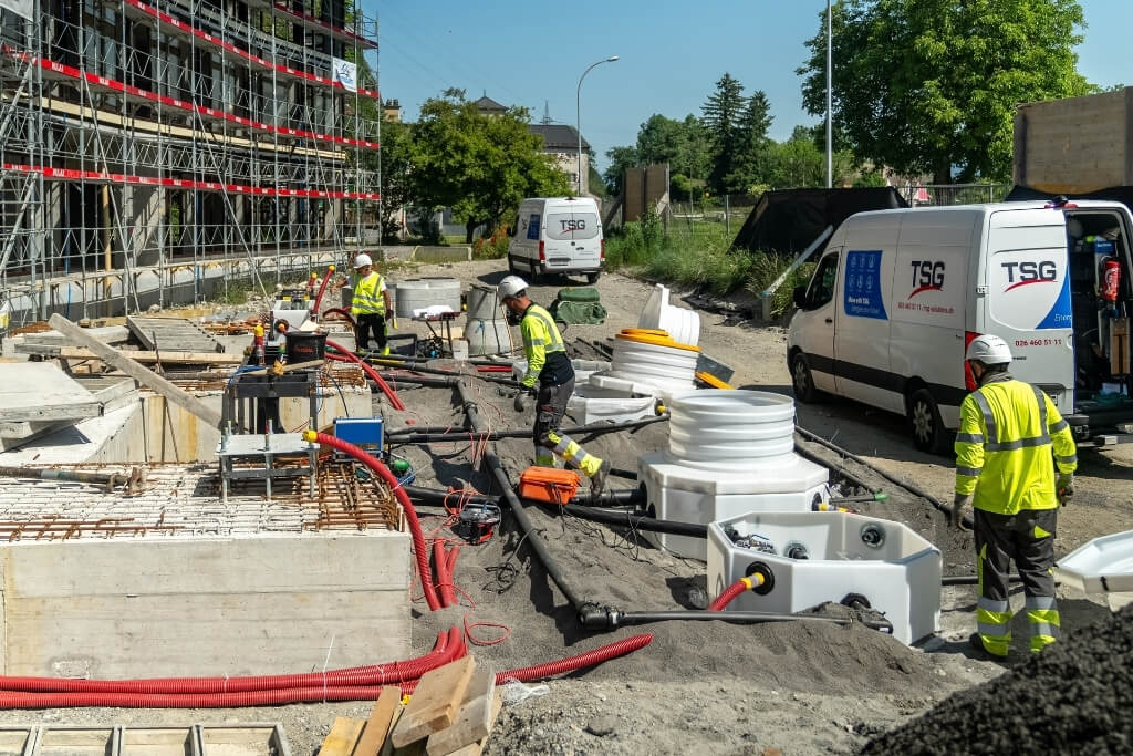 Tankstellenbau in der Schweiz: TSG-Techniker verlegen Rohrleitungen und Tankschächte auf einer Tankstellenbaustelle