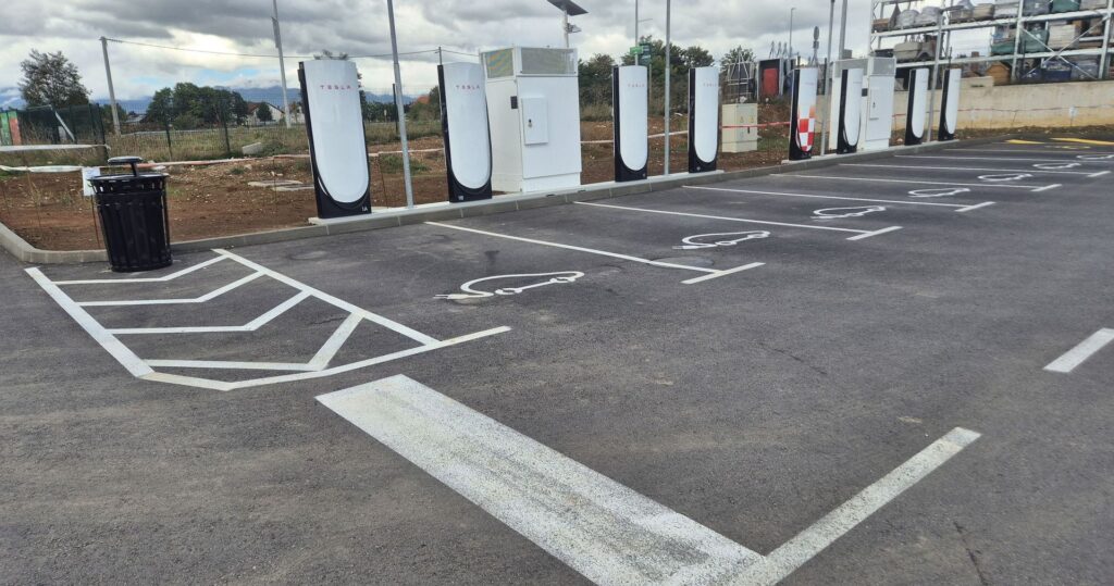 Označena mjesta za punjenje na Tesla Supercharger lokaciji Gospić