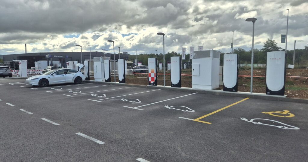 Tesla Supercharger Gospić – osam mjesta za punjenje uz trgovački centar Pevex