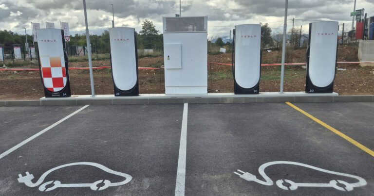 V4 stupovi i V3 energetski ormar prefabricirane V3.5 Supercharger jedinice u Gospiću