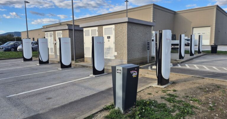 Dvije trafostanice i V4 stupovi na Tesla Supercharger lokaciji Jastrebarsko