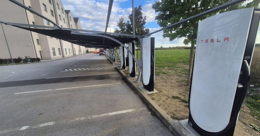 Tesla Supercharger Jastrebarsko – V4 stupovi pod nadstrešnicom uz Hotel Princess