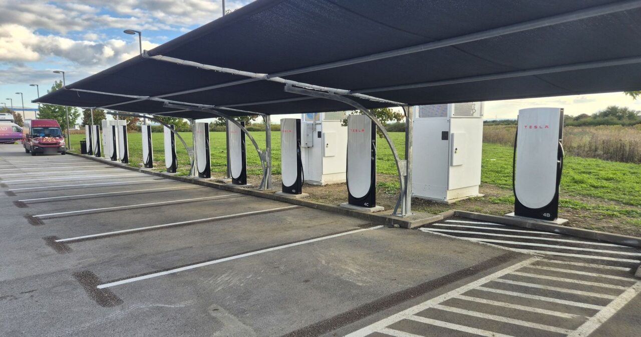V4 stupovi pod nadstrešnicom i V3 energetski ormari u Jastrebarskom
