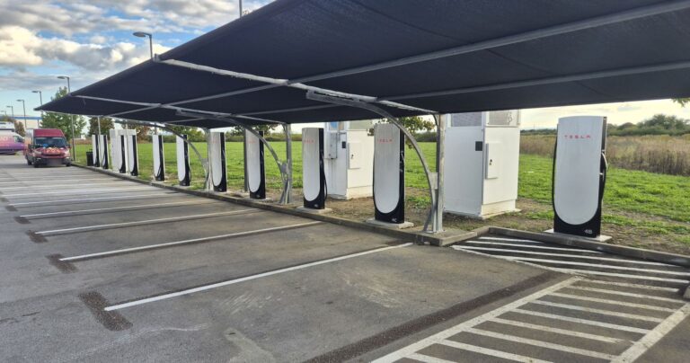 V4 stupovi pod nadstrešnicom i V3 energetski ormari u Jastrebarskom