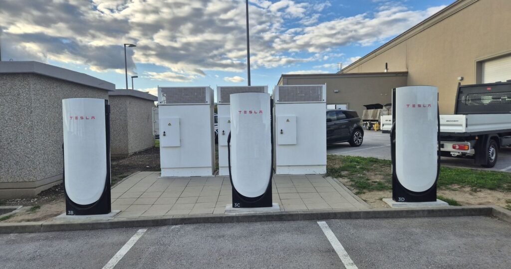 Trafostanica, V3 energetski ormari i V4 stupovi Supercharger lokacije u Jastrebarskom