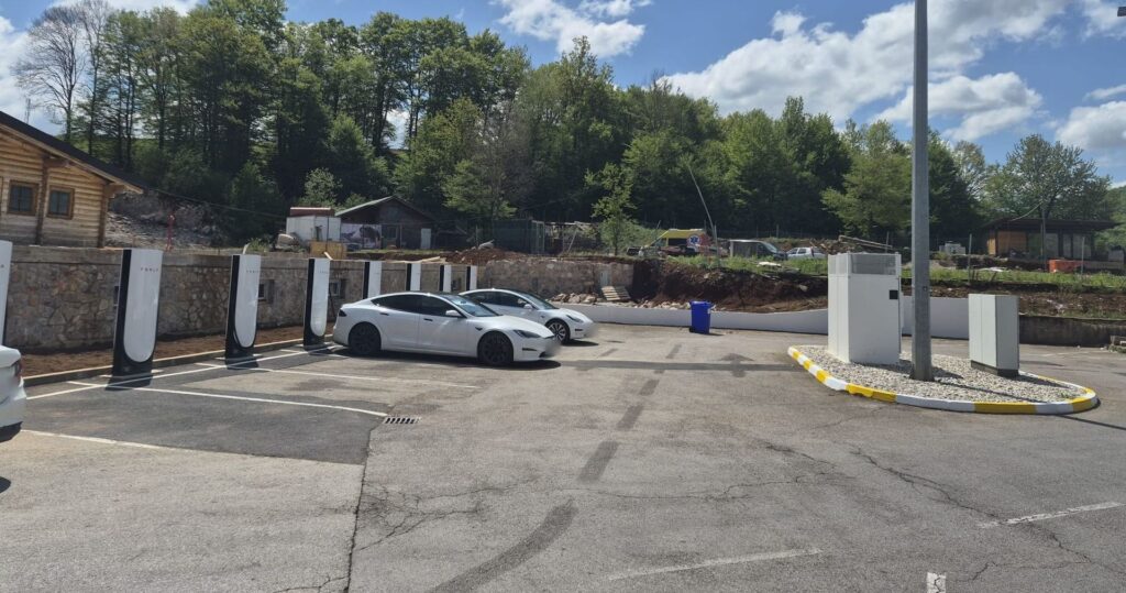 Tesla Supercharger Otočac – modernizirana lokacija s vozilima na punjenju