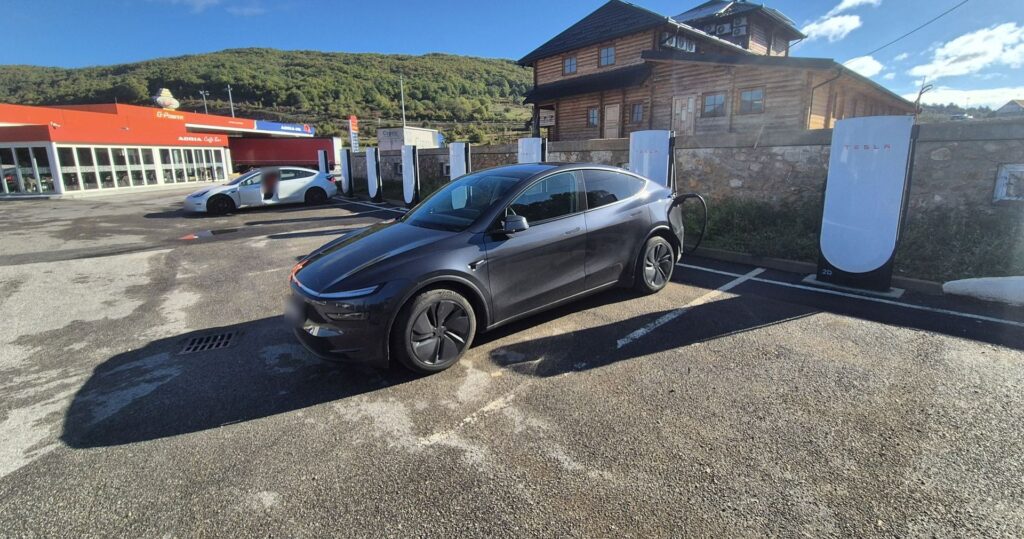 Vozilo na punjenju uz V4 stup na Supercharger lokaciji u Otočcu
