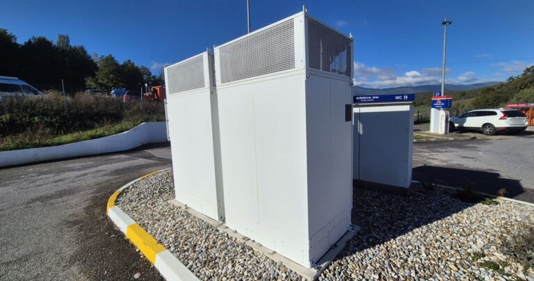 Dva nova V3 energetska ormara na Tesla Supercharger lokaciji Otočac