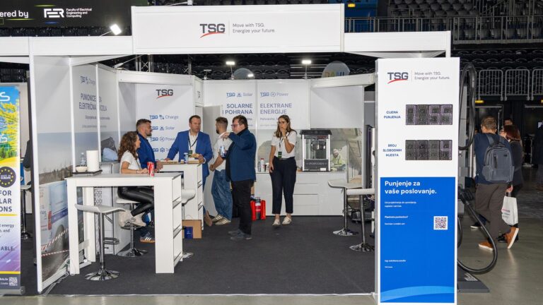 Štand TSG Croatia na sajmu Green Energy Fair 2026 u Areni Zagreb, tim u razgovoru s posjetiteljima